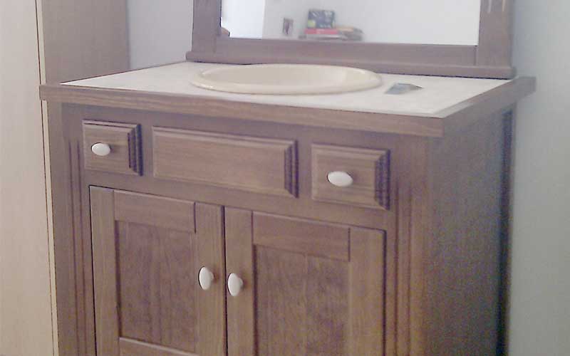 Mueble de baño con espejo, cajones y puertas rejilla en tono oscuro