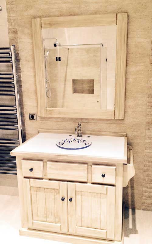 Baño con mueble de baño de madera con cajoneras y puertas sobre de