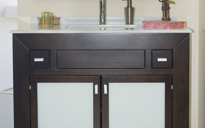 Mueble de baño con espejo en color oscuro