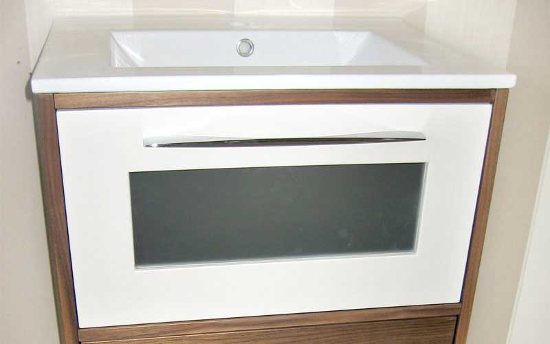 Mueble de baño individual en tono nogal