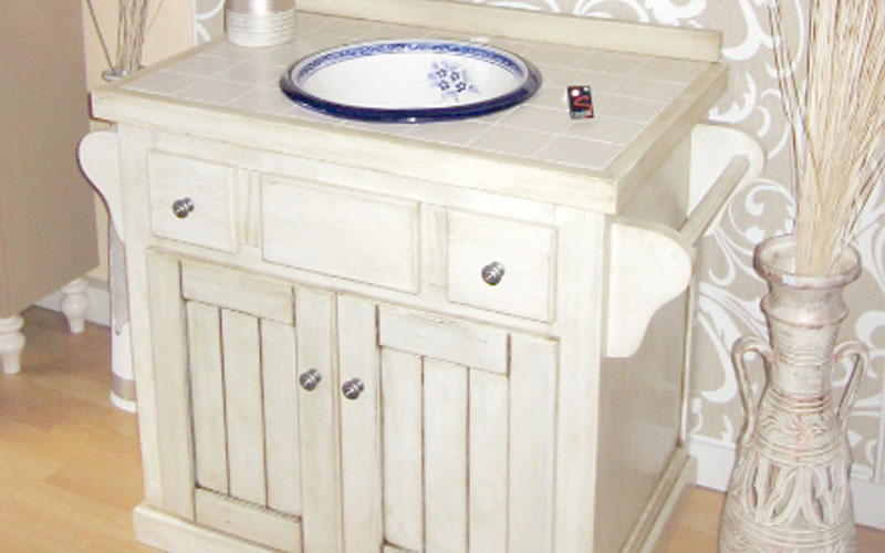 Mueble de baño con espejo rústico envejecido