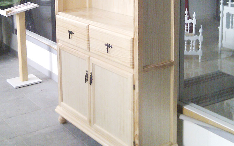 Mueble repostero de cocina fabricado en pino y acabado natural con barnizado