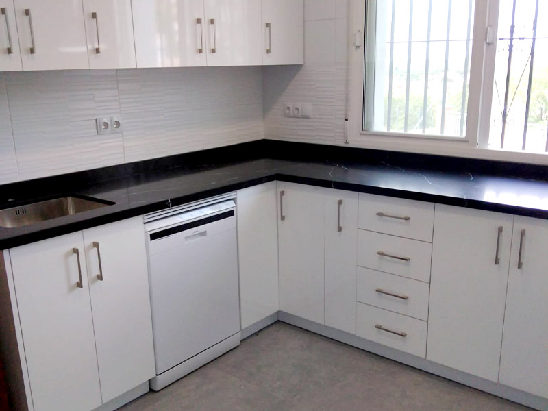 Cocina en forma de L de color blanco
