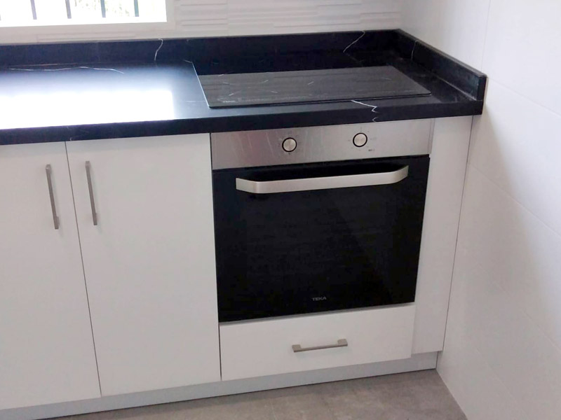 Cocina en forma de L de color blanco