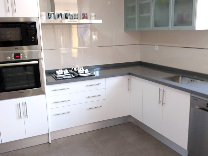Cocina de dos niveles con puertas cristaleras