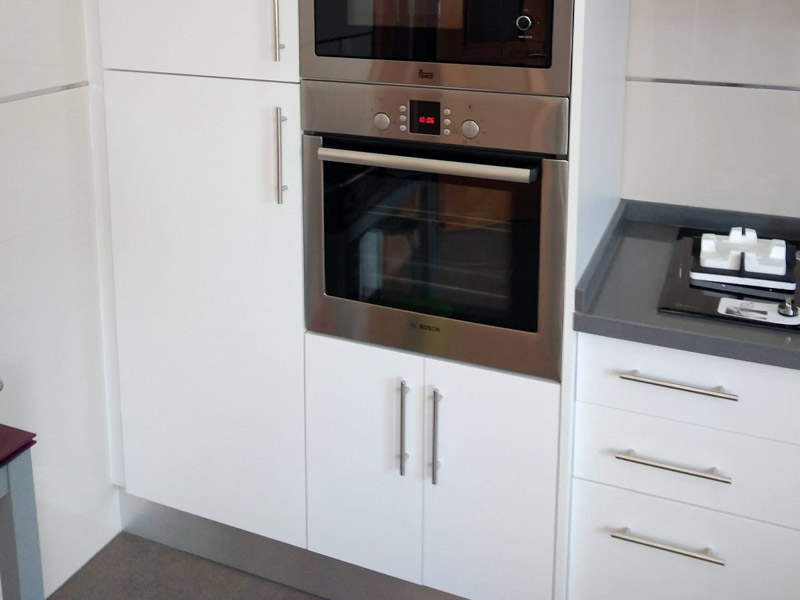 Cocina de dos niveles con puertas cristaleras