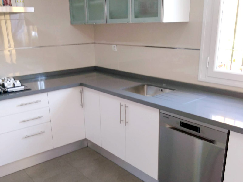 Cocina de dos niveles con puertas cristaleras