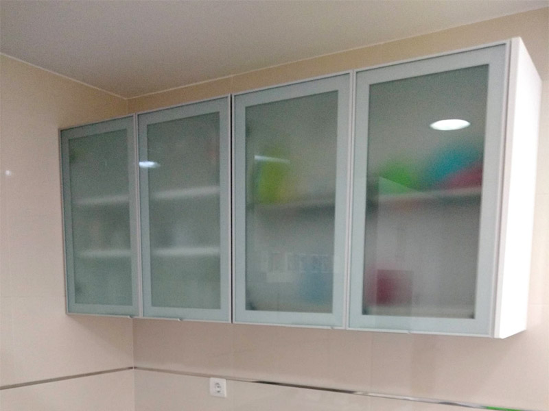 Cocina de dos niveles con puertas cristaleras