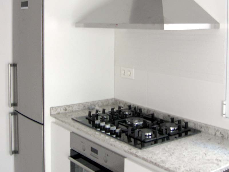Cocina en color blanco y encimera de Silestone