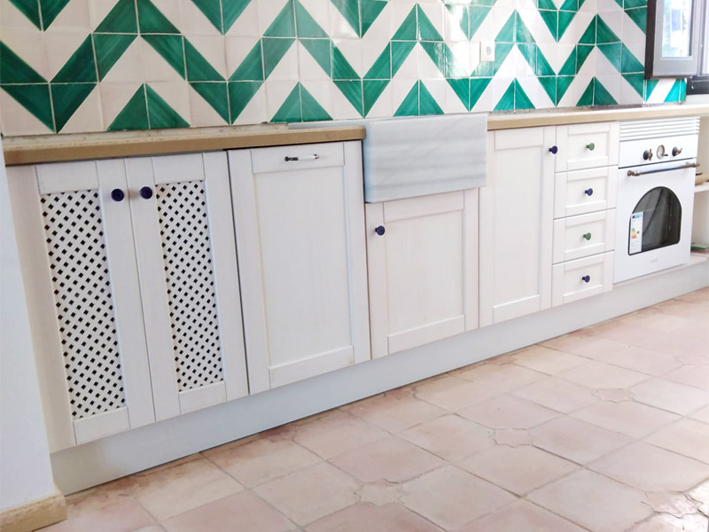 Cocina clásica de color blanco y encimera de azulejos