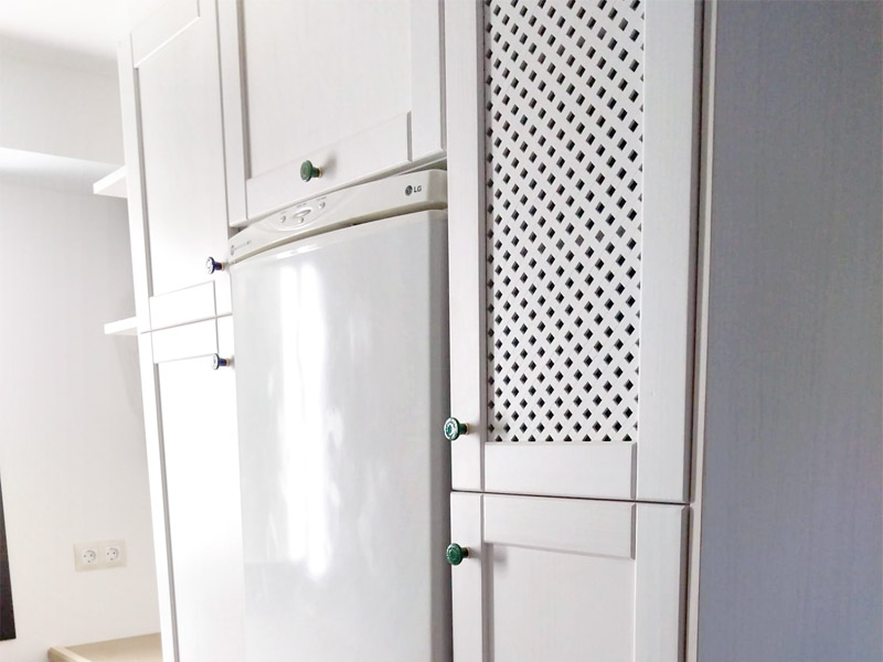 Cocina clásica de color blanco y encimera de azulejos
