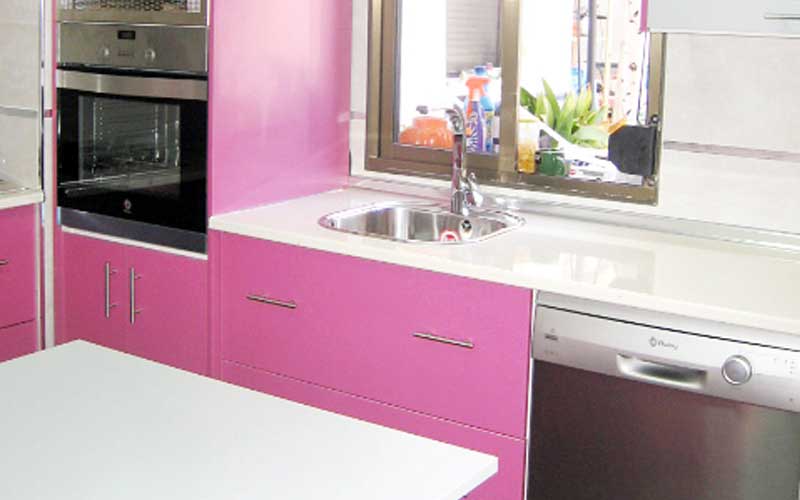 Cocina moderna con isla en color violeta y blanco