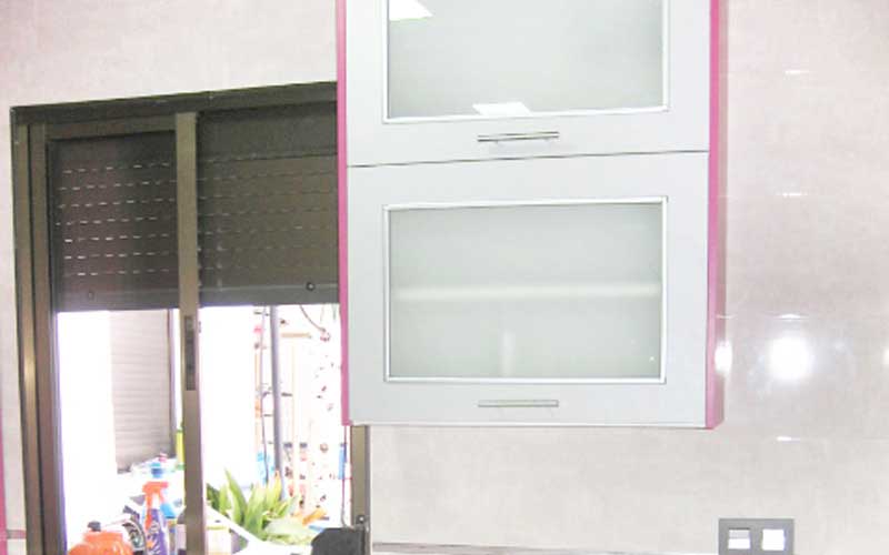 Cocina moderna con isla en color violeta y blanco