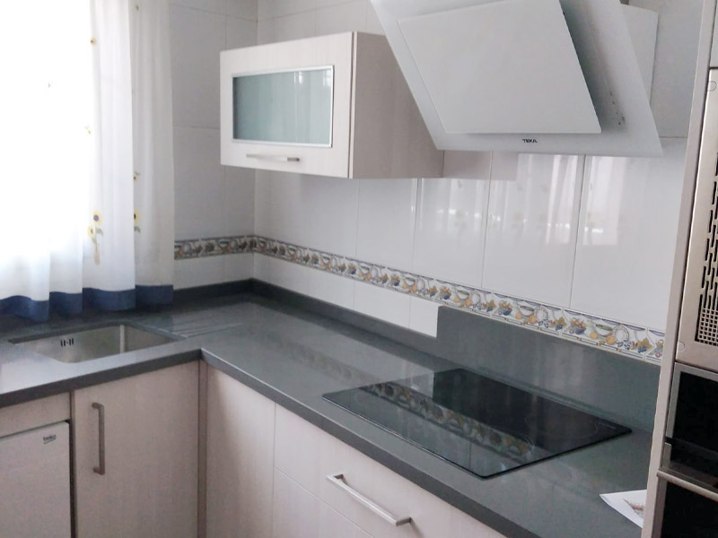 Cocina en forma de L de color beige