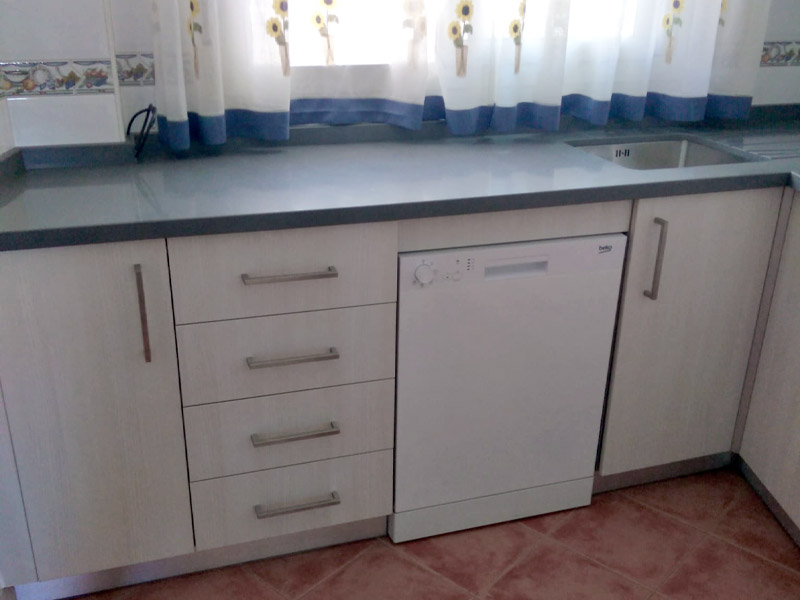 Cocina en forma de L de color beige