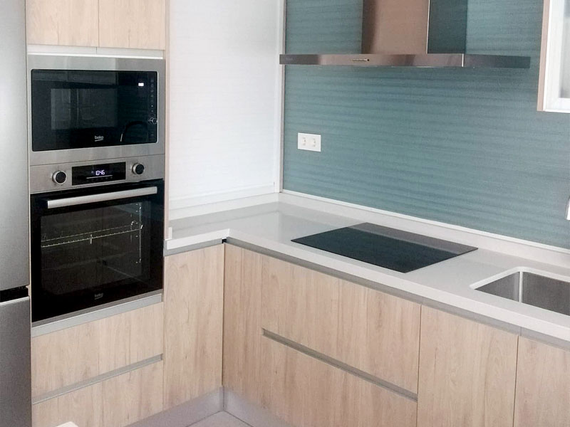 Cocina moderna en color haya con península