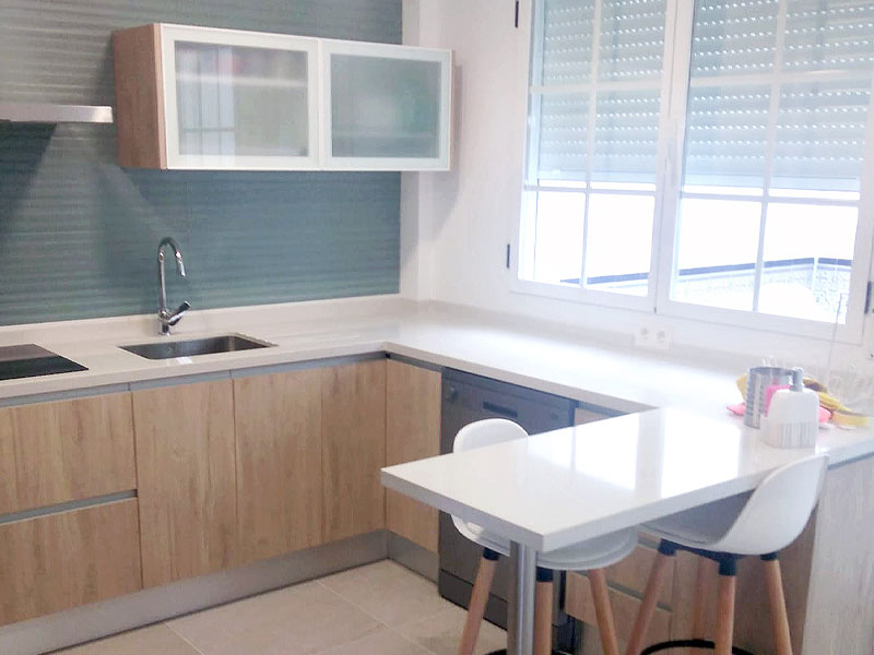 Cocina moderna en color haya con península