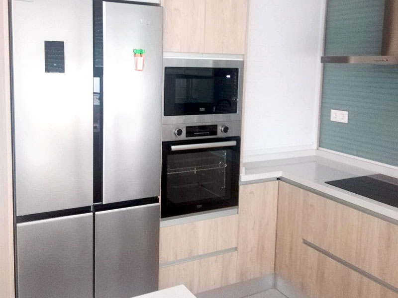 Cocina moderna en color haya con península