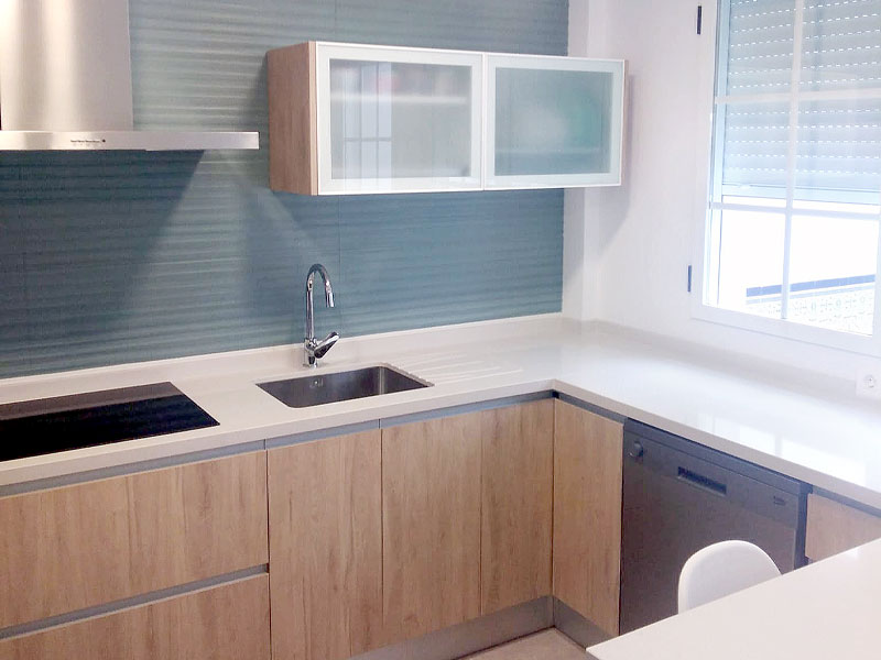 Cocina moderna en color haya con península