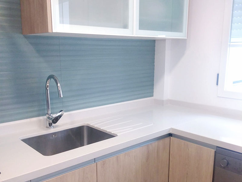 Cocina moderna en color haya con península