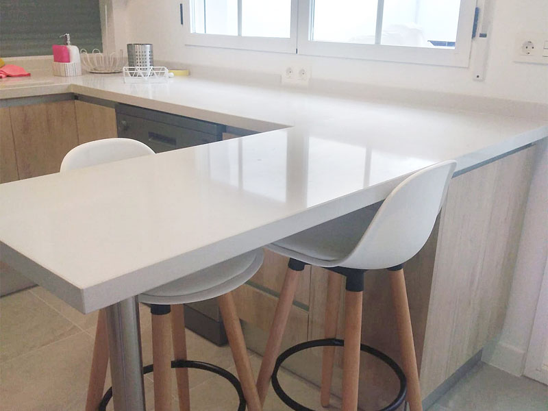Cocina moderna en color haya con península