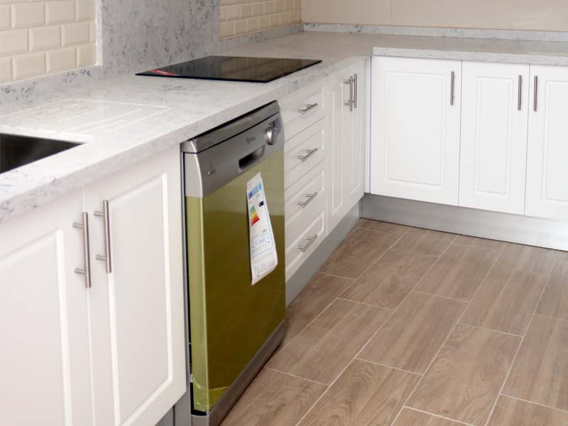 Cocina completa de estilo moderno y acabado en color blanco