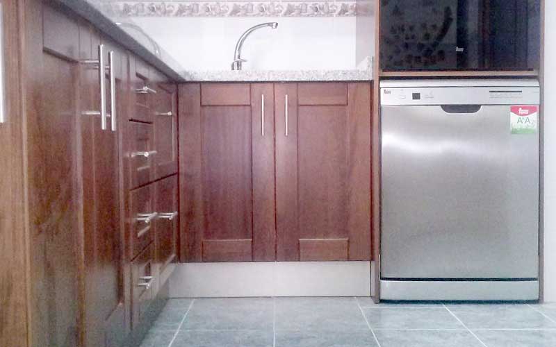 Cocina moderna en tonos oscuros y granito blanco
