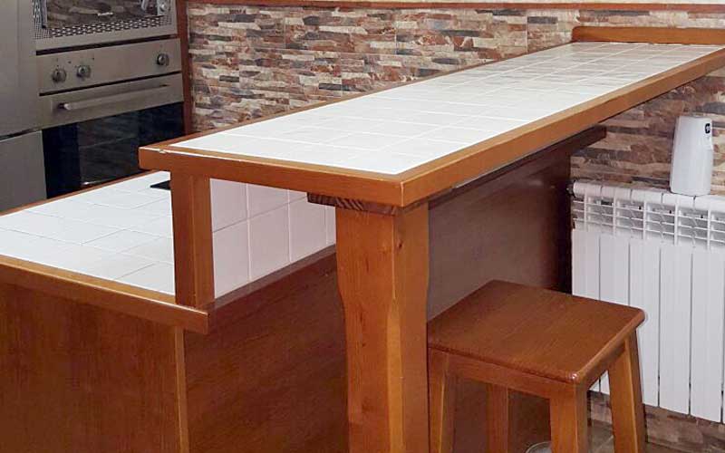 Isla de cocina moderna con taburetes altos