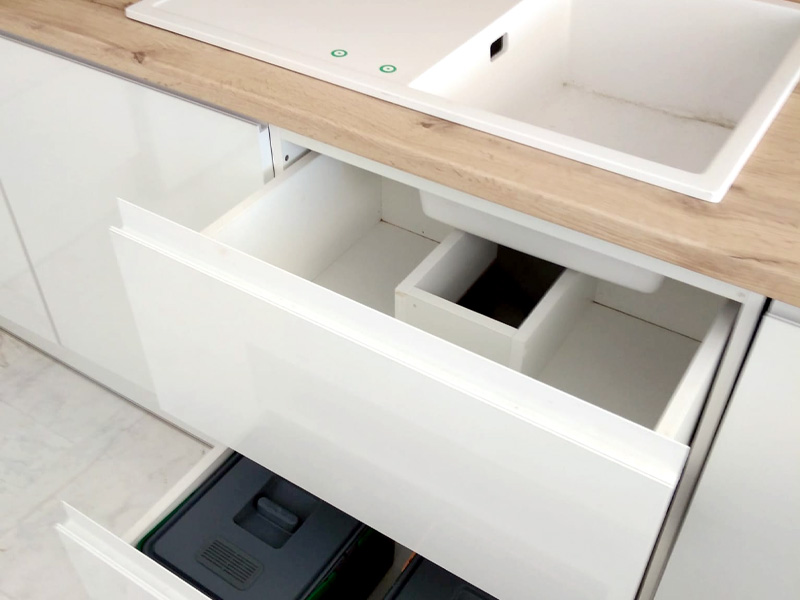 Cocina minimalista de espacio abierto con península en color blanco y madera