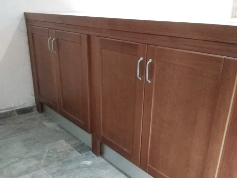 Cocina abuhardillada compuesta de una península y muebles clásicos