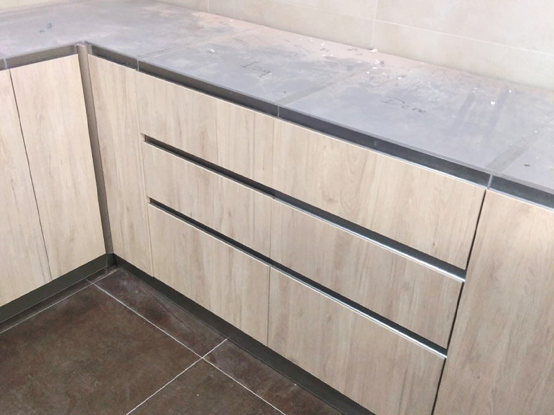 Muebles de cocina de color roble veteado