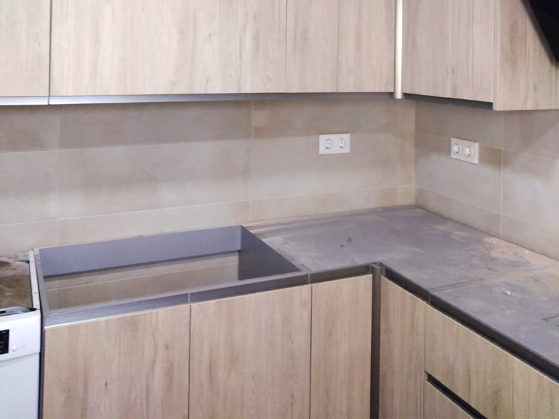 Muebles de cocina de color roble veteado