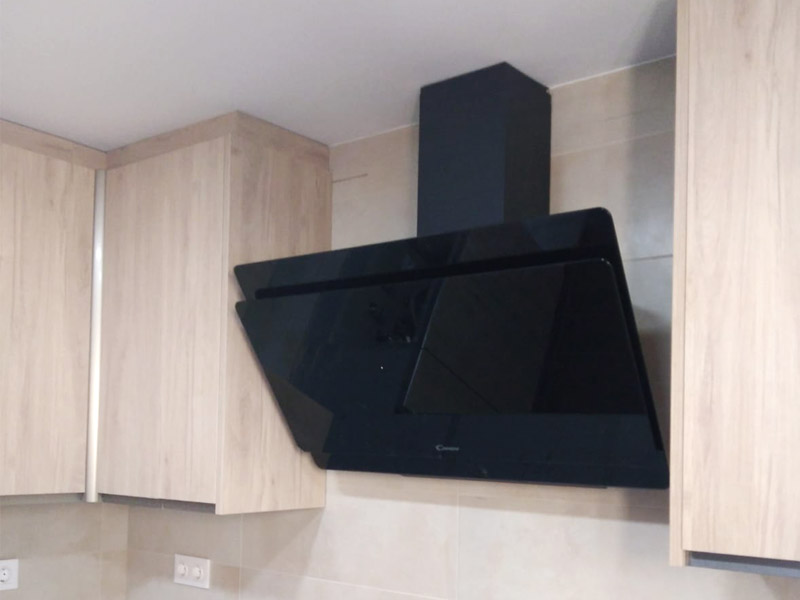 Muebles de cocina de color roble veteado