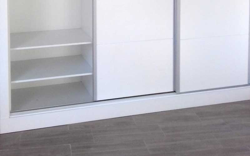 Armario empotrado compuesto de tres puertas correderas