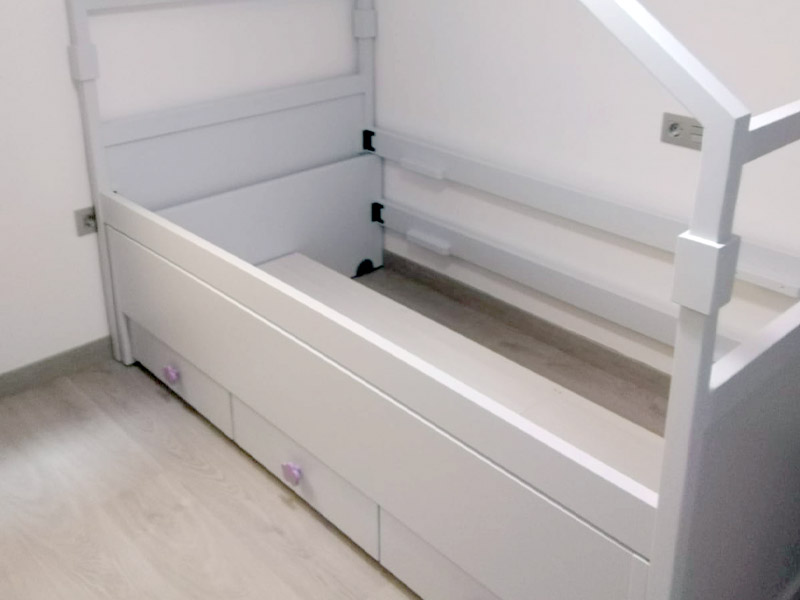 Dormitorio infantil completo compuesto de cama en forma de casita y armario empotrado