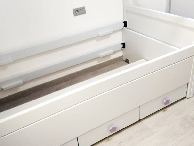 Dormitorio infantil completo compuesto de cama en forma de casita y armario empotrado