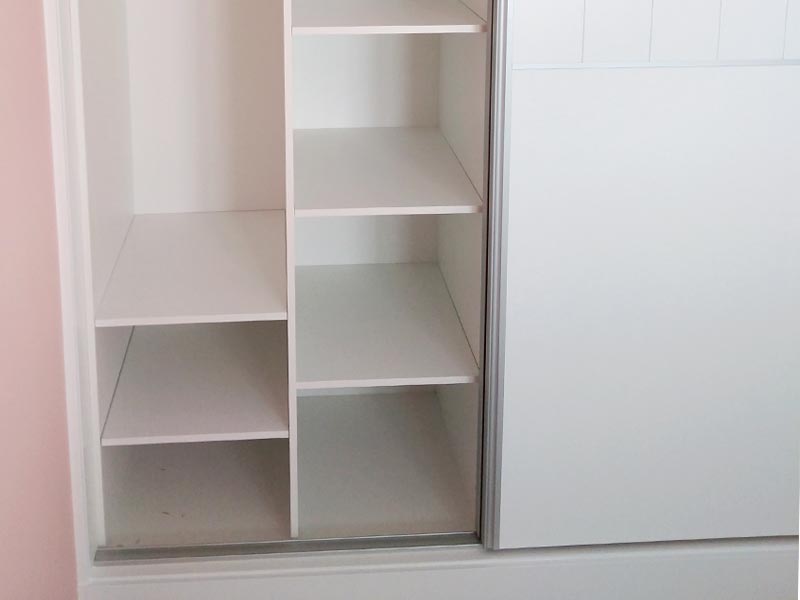 Dormitorio infantil realizado con duelas lacadas en blanco