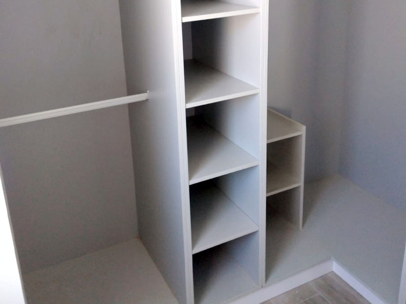 Vestidor realizado con tableros contrachapados a medida y de tonalidad gris