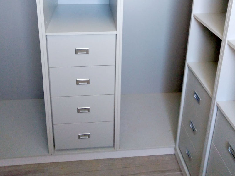 Vestidor realizado con tableros contrachapados a medida y de tonalidad gris