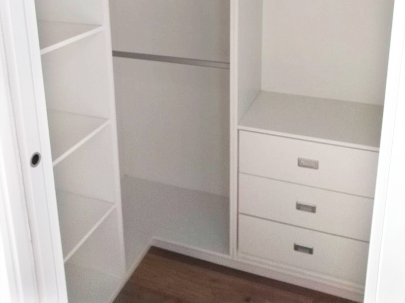 Vestidor realizado con tableros contrachapados a medida y de tonalidad blanca