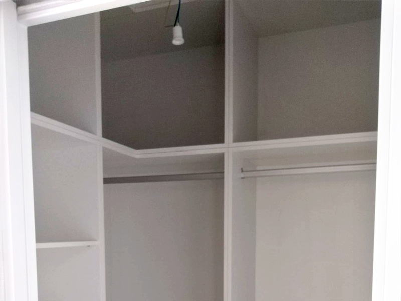 Vestidor realizado con tableros contrachapados a medida y de tonalidad blanca