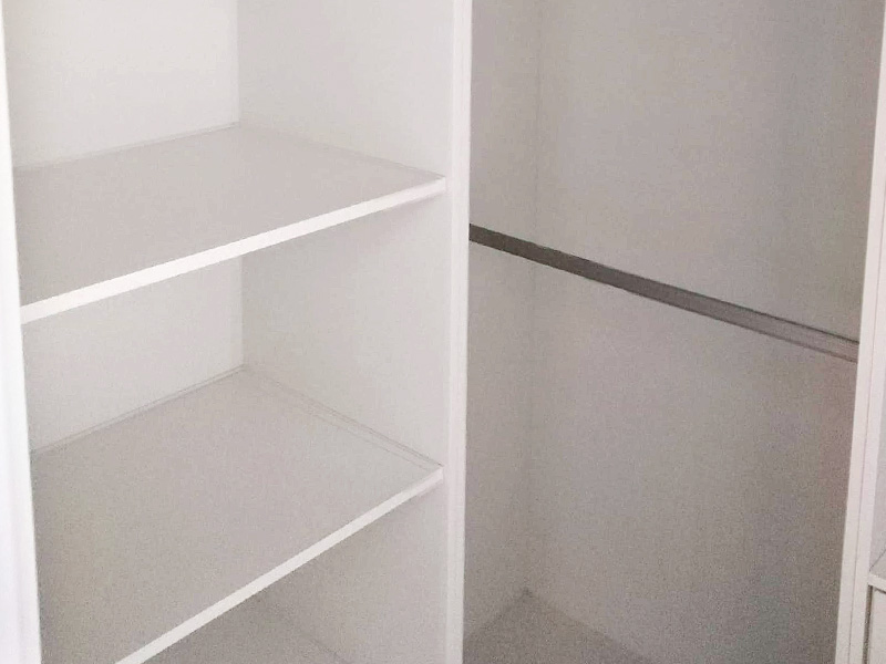 Vestidor realizado con tableros contrachapados a medida y de tonalidad blanca