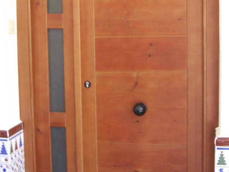 Puerta para exterior de diseño en madera de nogal