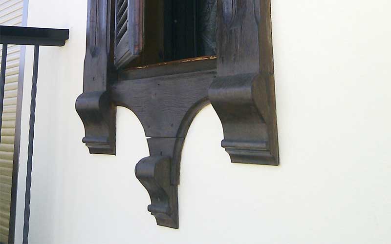 Ventana con marquesina color oscuro