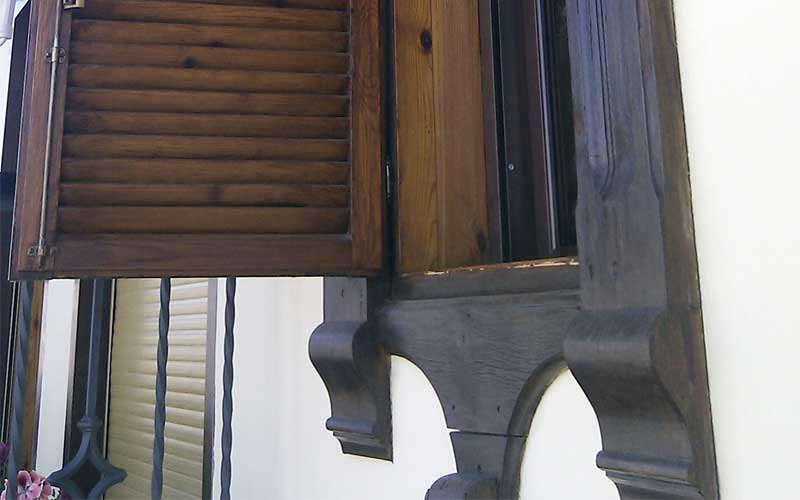 Ventana con marquesina color oscuro