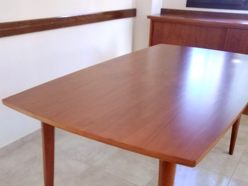 Salón completo de estilo vintage en madera de nogal