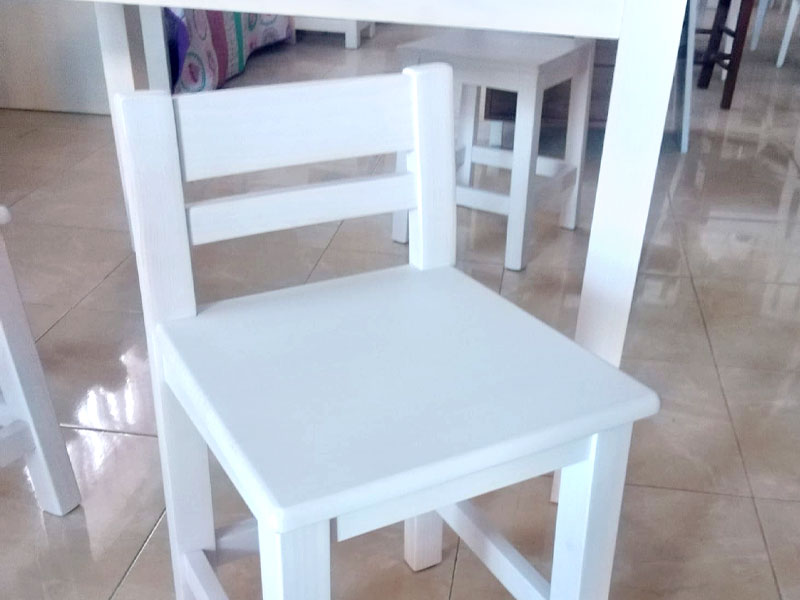 Conjunto formado por mesa de comedor y taburetes en color blanco